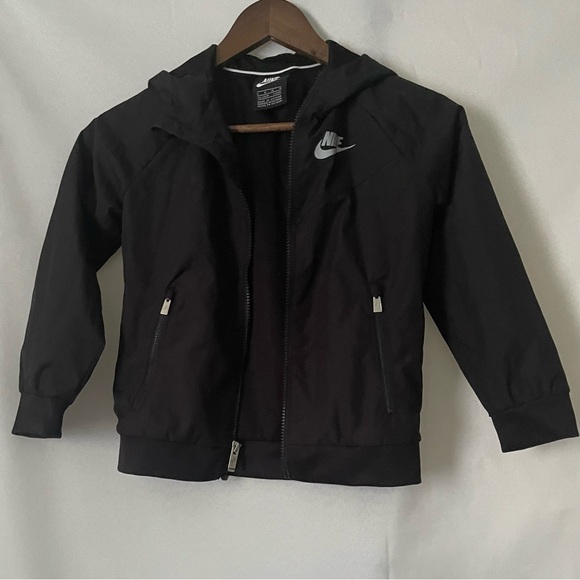 Boy’s Nike 6m black windbreaker with hood. Two zipper pockets. - Picture 2 of 4